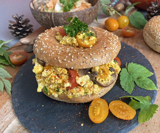 Wellness-Genuss: Vollkorn-Bagel mit Kürbis-Rührei und Colesaw